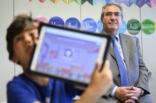Vaud, ici avec le ministre de l'enseignement Frédéric Borloz, veut davantage inciter les jeunes, surtout les filles, à se tourner vers les métiers du numérique (archives). KEYSTONE/LAURENT GILLIERON